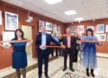 Почетные гости перерезали символическую красную ленточку. Фото Анны Зубаревой