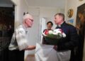 Глава Искитимского района Юрий Саблин  поздравил Виктора Дыханова. Фото Анны Зубаревой