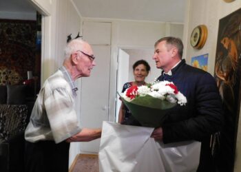 Глава Искитимского района Юрий Саблин  поздравил Виктора Дыханова. Фото Анны Зубаревой