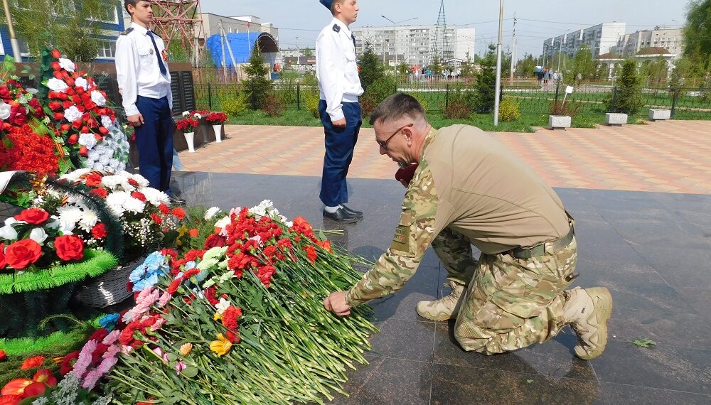 Боец СВО возлагает цветы. Фото Анны Зубаревой