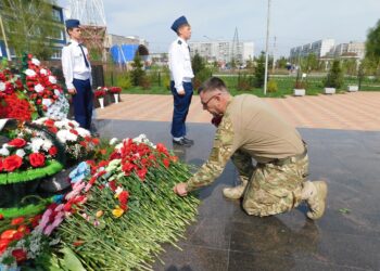Боец СВО возлагает цветы. Фото Анны Зубаревой