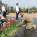 Боец СВО возлагает цветы. Фото Анны Зубаревой