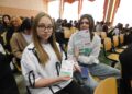 Волонтеры отдела молодежной политики подготовили раздаточный материал по объектам благоустройства в Линево. Фото Анны Зубаревой
