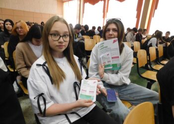 Волонтеры отдела молодежной политики подготовили раздаточный материал по объектам благоустройства в Линево. Фото Анны Зубаревой