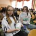 Волонтеры отдела молодежной политики подготовили раздаточный материал по объектам благоустройства в Линево. Фото Анны Зубаревой