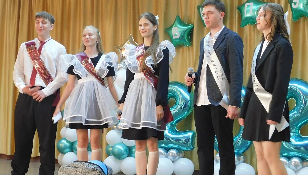 Последний звонок для 9 классов в школе №3 Линево. Фото Анны Зубаревой
