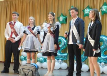 Последний звонок для 9 классов в школе №3 Линево. Фото Анны Зубаревой