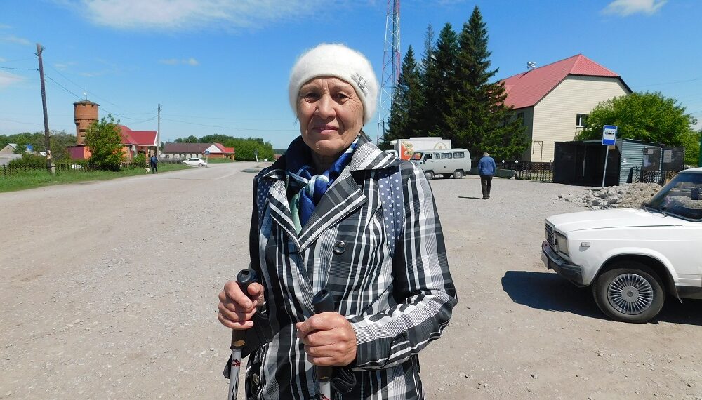 Светлана Прищепова на улицу выходит с палками. Фото Анны Зубаревой