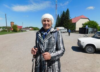 Светлана Прищепова на улицу выходит с палками. Фото Анны Зубаревой