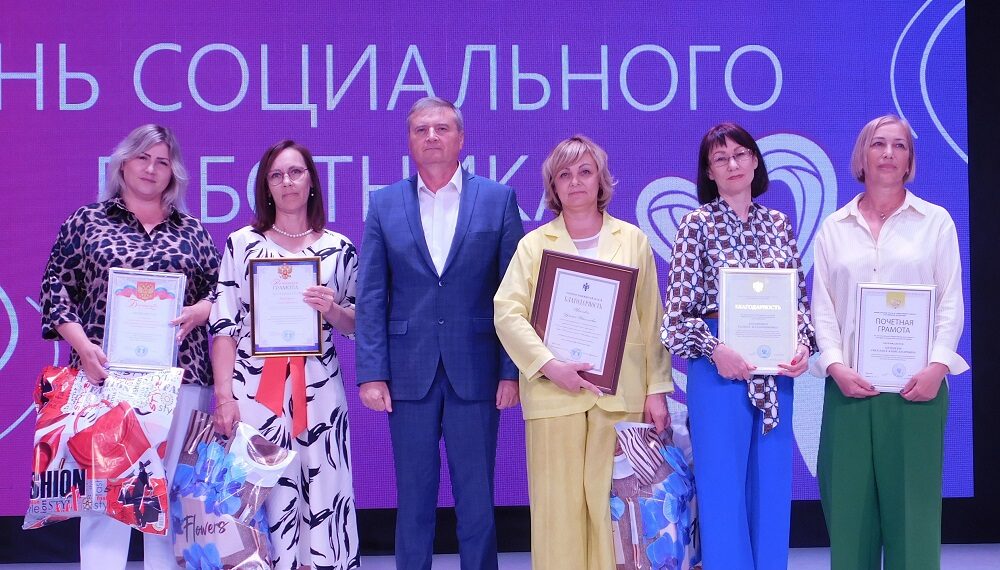 Глава Искитимского района вручил высокие награды лучшим социальным работникам. Фото Анны Зубаревой