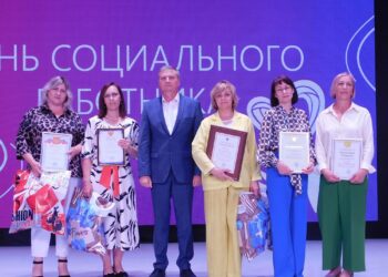 Глава Искитимского района вручил высокие награды лучшим социальным работникам. Фото Анны Зубаревой