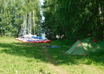 Новая площадка палаточного лагеря юных туристов с выходом к побережью.Фото Анны Зубаревой