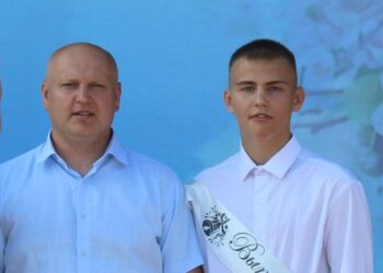Анатолий и его папа Евгений Викторович на награждении. Фото Натальи Кривякиной