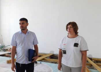 Подрядчик и директор школы на объекте. Фото Анны Зубаревой