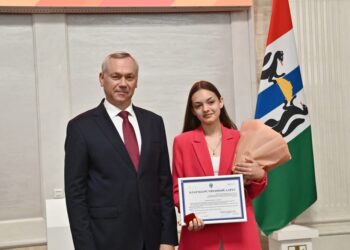 На церемонии награждения. Фотография пресс-службы правительства Новосибирской области