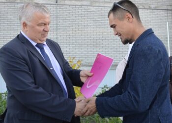 Фото пресс-службы администрации Искитимского района. Заместитель главы Искитимского района по соцвопросам Борис Шпека вручает ключи от новой квартиры