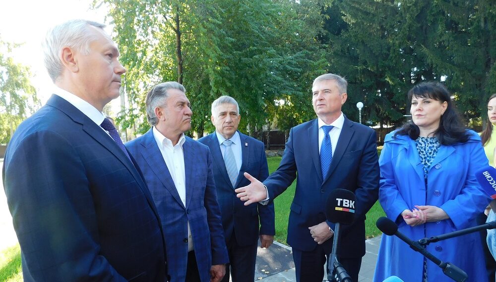 У мемориального комплекса в селе Лебедевка. Фото Анны Зубаревой