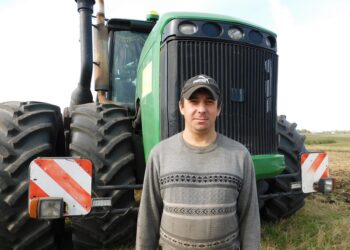 Победитель еженедельного соревнования по вспашке земли Евгений Сорокин. Фото Анны Зубаревой