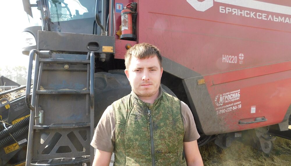 Комбайнер  Даниил Бочарников. Фото Анны Зубаревой