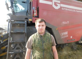 Комбайнер  Даниил Бочарников. Фото Анны Зубаревой