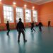 На переменах школьники приходят в спортзал поиграть в мяч. Фото Анны Зубаревой