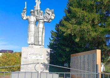 Памятник в селе Белово после реставрации. Фотография администрации Гусельниковского сельсовета