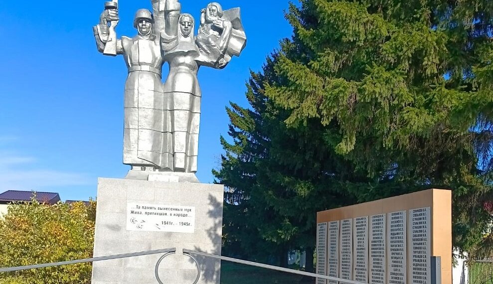 Памятник в селе Белово после реставрации. Фотография администрации Гусельниковского сельсовета