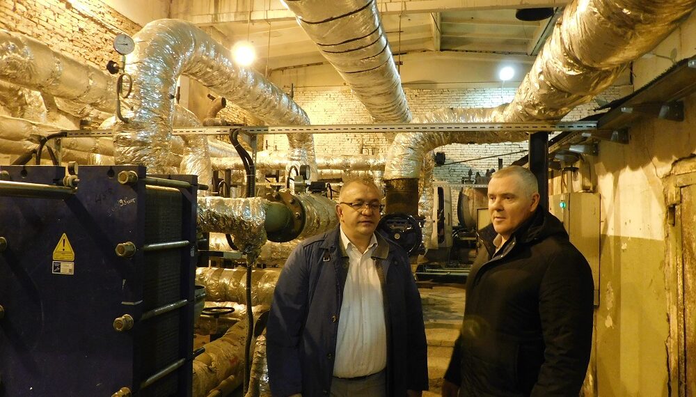 Директор МУП "РКЦ Линево" Дмитрий Косухин и ио главы р.п. Линево Леонид Фомичев на ЦТП. Фото Анны Зубаревой