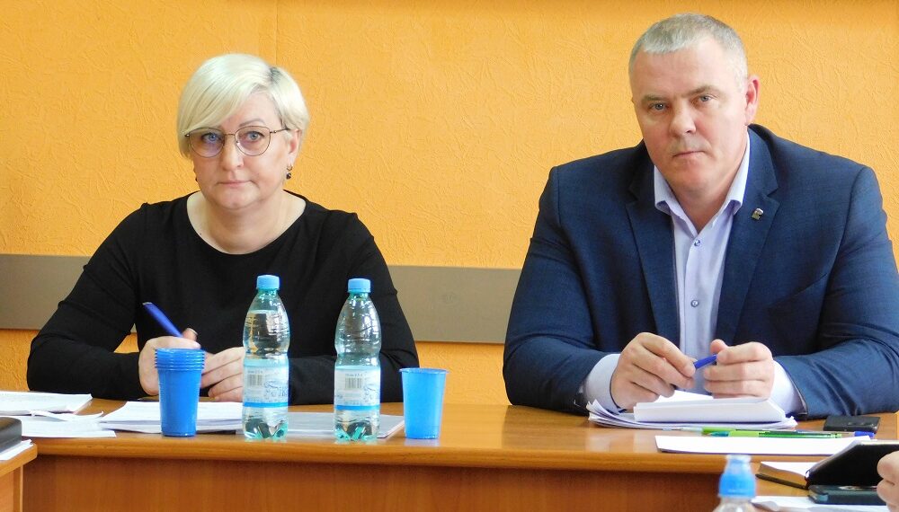 Председатель Совета депутатов Линево седьмого созыва Ольга Ковалева и и.о. главы поселка Леонид Фомичев. Фото Анны Зубаревой