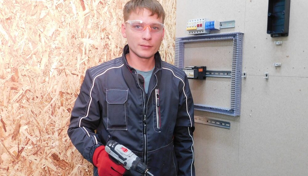 Лучший электромонтер Новосибирской области - Деним Сумин из Убинского района. Фото Анны Зубаревой