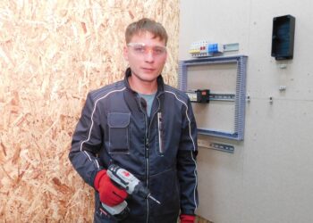 Лучший электромонтер Новосибирской области - Деним Сумин из Убинского района. Фото Анны Зубаревой