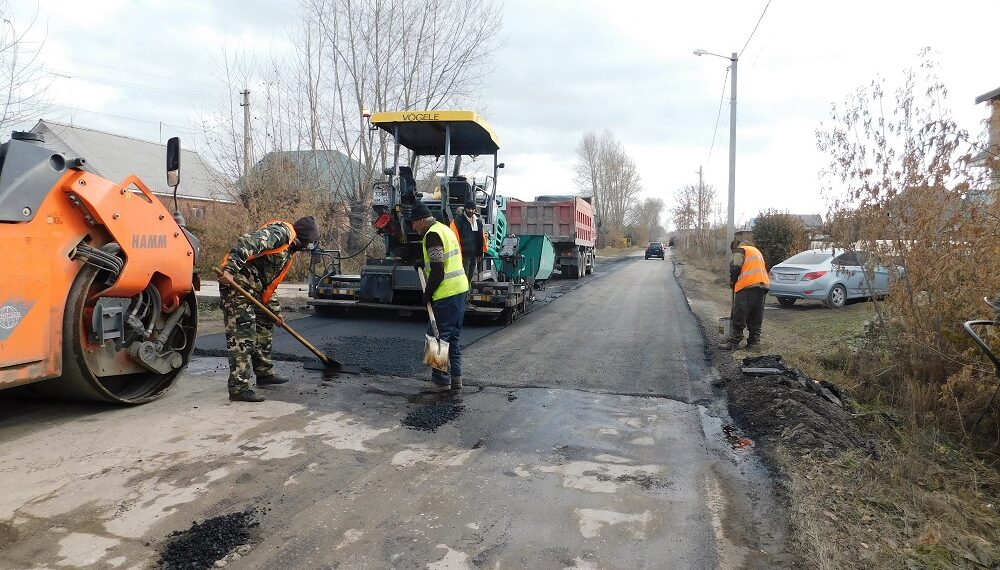 Укладывают новый асфальт. Фото Анны Зубаревой
