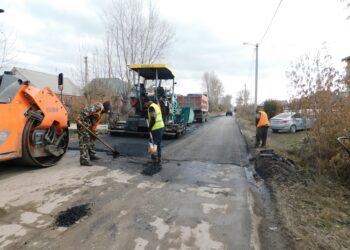 Укладывают новый асфальт. Фото Анны Зубаревой
