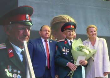 Валерий Бадьин и Ирина диденко награждают Василия Баженова. 2025 г., фото из архива редакции