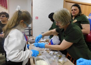 Собирали сухпайки. Фото Анны Зубаревой