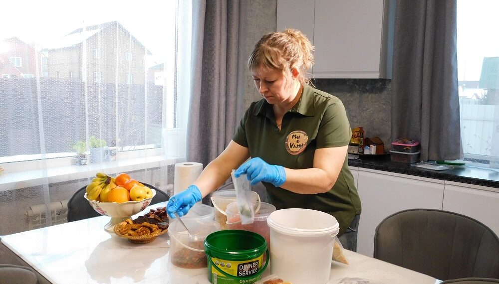 Женщины готовят продукты дома. Фото ВАнны Зубаревой