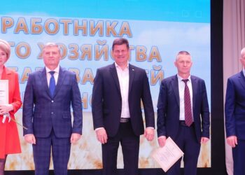 Награждены коллективы сельскохозяйственных предприятий за достижение высоких производственных показателей работы на уборке урожая . Фото Анны Зубаревой