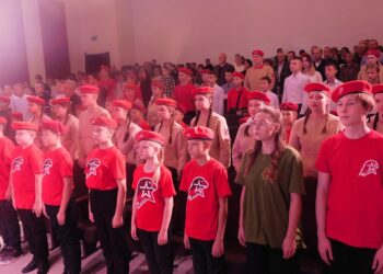 Звучит гимн Российской Федерации. Фото Анны Зубаревой