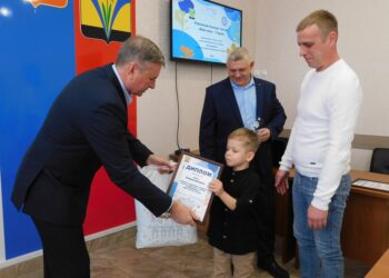 Награды победителям конкурса вручали глава Ис китимского района Юрий Саблин и председатель совета отцов Николай Оленев. Фото Анны Зубаревой