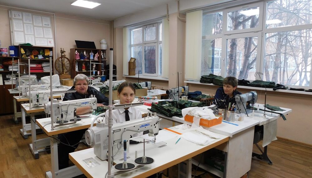 На базе учебного производственного комбината школы шьют одежду, постельное белье и многое другое. Фото Анны Зубаревой