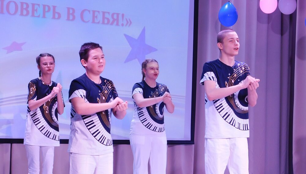 Воспитанники студии жестовой песни "Мелодия рук" исполняют песню "Верим в чудеса". Фото Анны Зубаревой