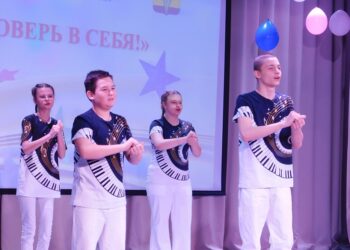 Воспитанники студии жестовой песни "Мелодия рук" исполняют песню "Верим в чудеса". Фото Анны Зубаревой