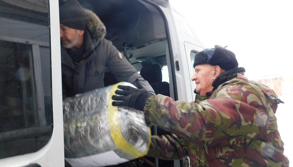 Посылки бойцам загружают. Фото анны Зубаревой