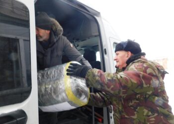Посылки бойцам загружают. Фото анны Зубаревой