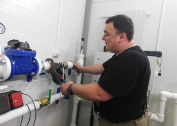 Идет монтаж оборудования. Фото Анны Зубаревой