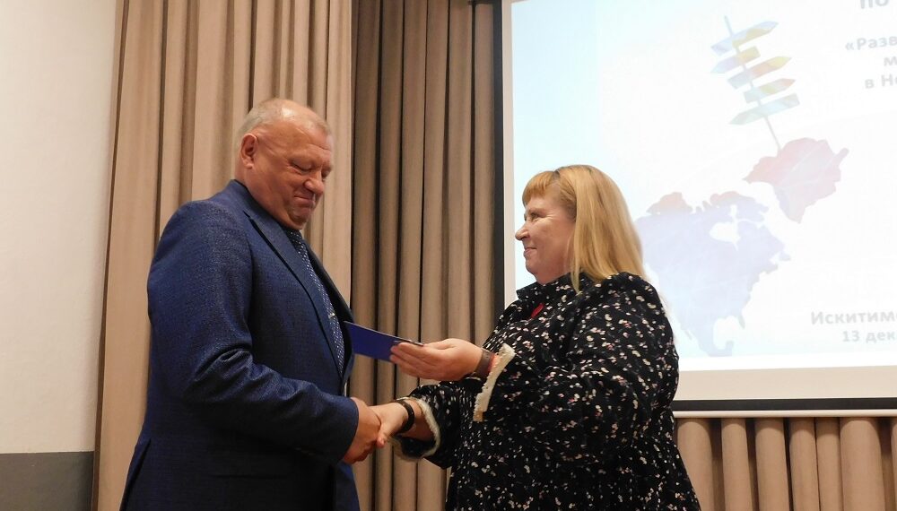 Наталья Сульженко вручает награду Александру Анохину. Фото Анны Зубаревой