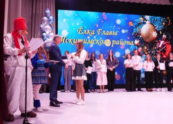 Глава Искитимского района Юрий Саблин вручает премии отличникам учебы. Фото Анны Зубаревой