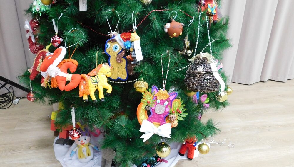 Игрушками украсили елку в районном Доме культуры. Фото Анны Зубаревой