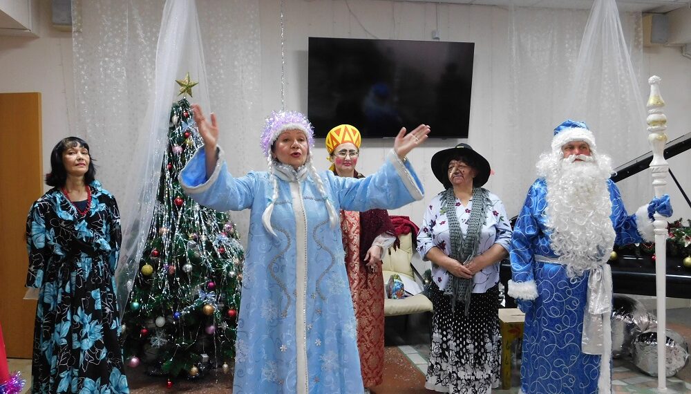 Новогоднее представление подготовили самодеятельные артисты. Фото Анны Зубаревой
