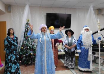 Новогоднее представление подготовили самодеятельные артисты. Фото Анны Зубаревой